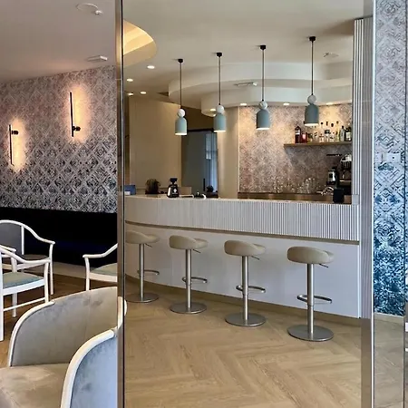 Piccadilly מלון דירות 3*